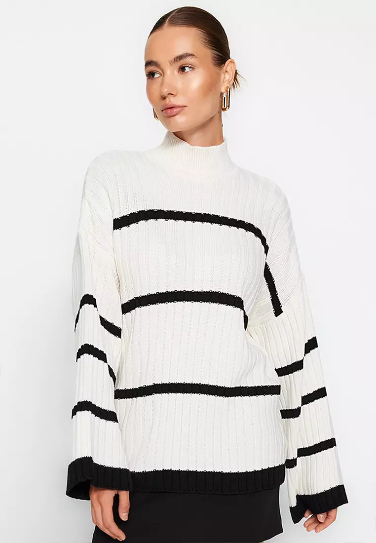 Trendyol Oversized Knit Sweater